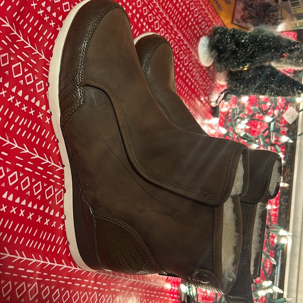 Ugg boots tread lite size 6